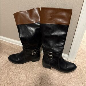 Size 9.5 women’s two tone Arizona knee high zip up boots